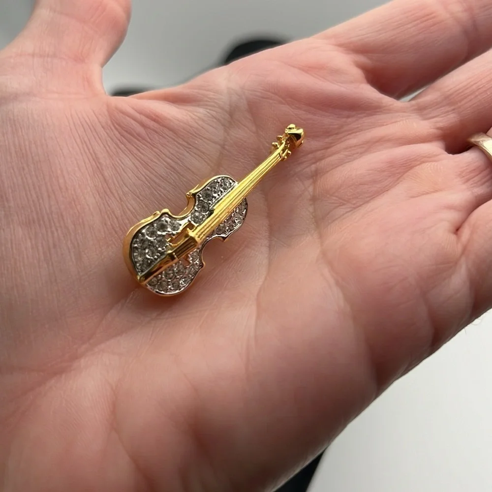 Gold tone rhinestone violin pin brooch 🎶 🎻